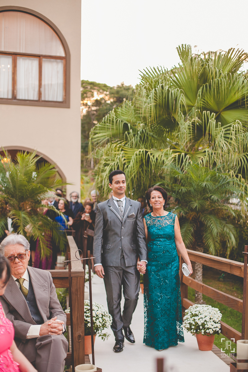 Noivo entrando com sua mãe na cerimônia, casamento de dia - cervejaria jester
