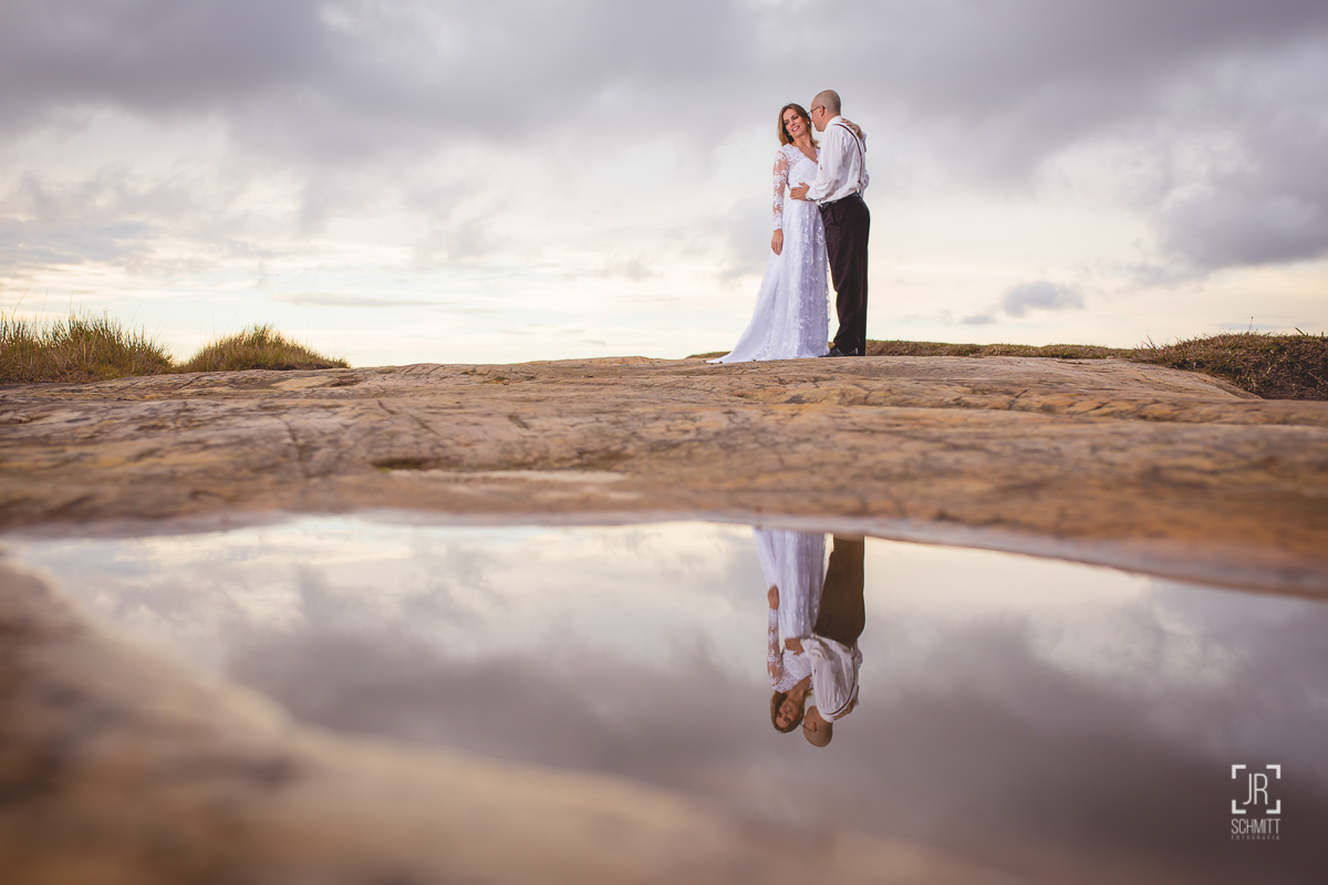 sessão trash the dress com reflexo na água