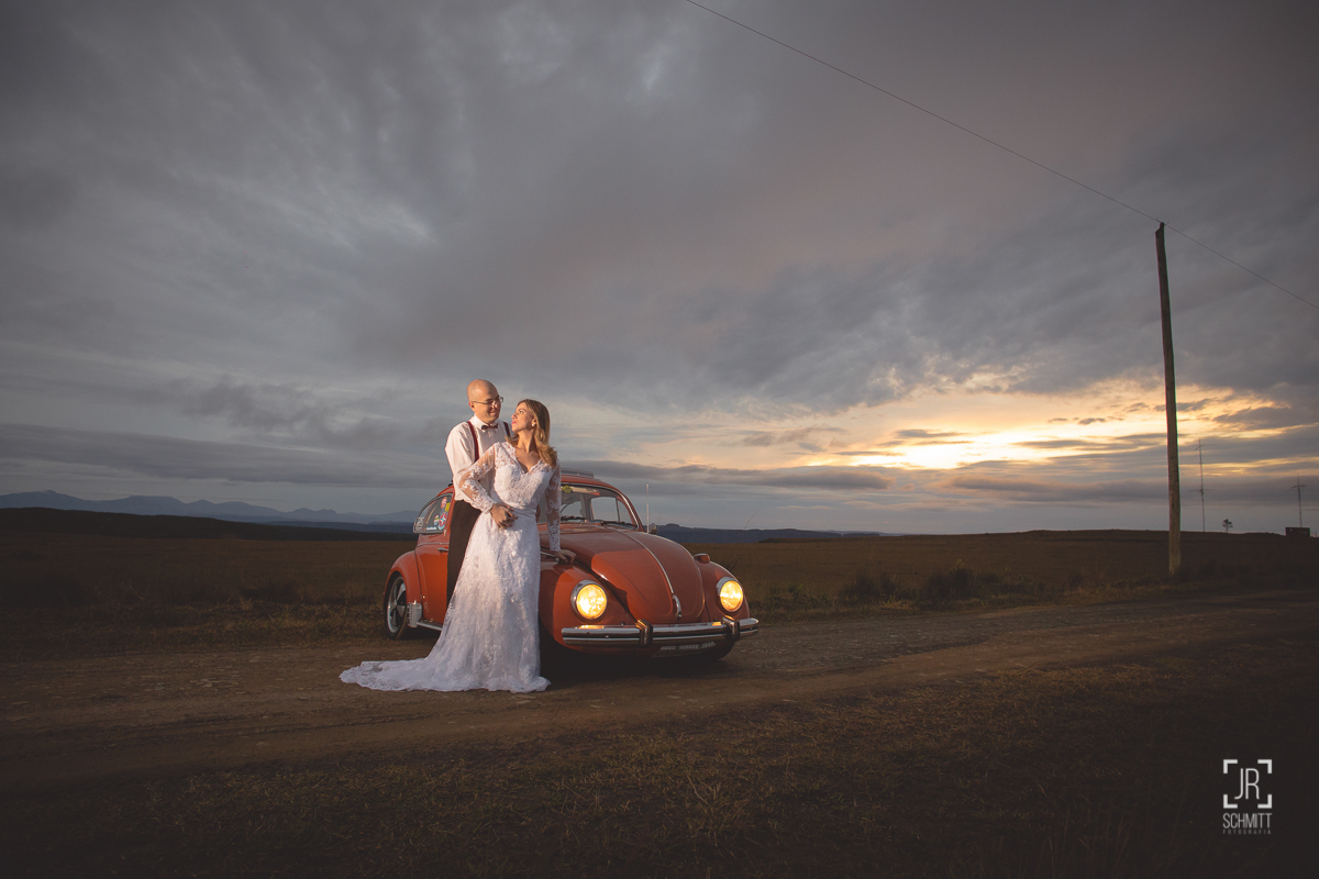noivos com fusca e pôr do sol na serra catarinense