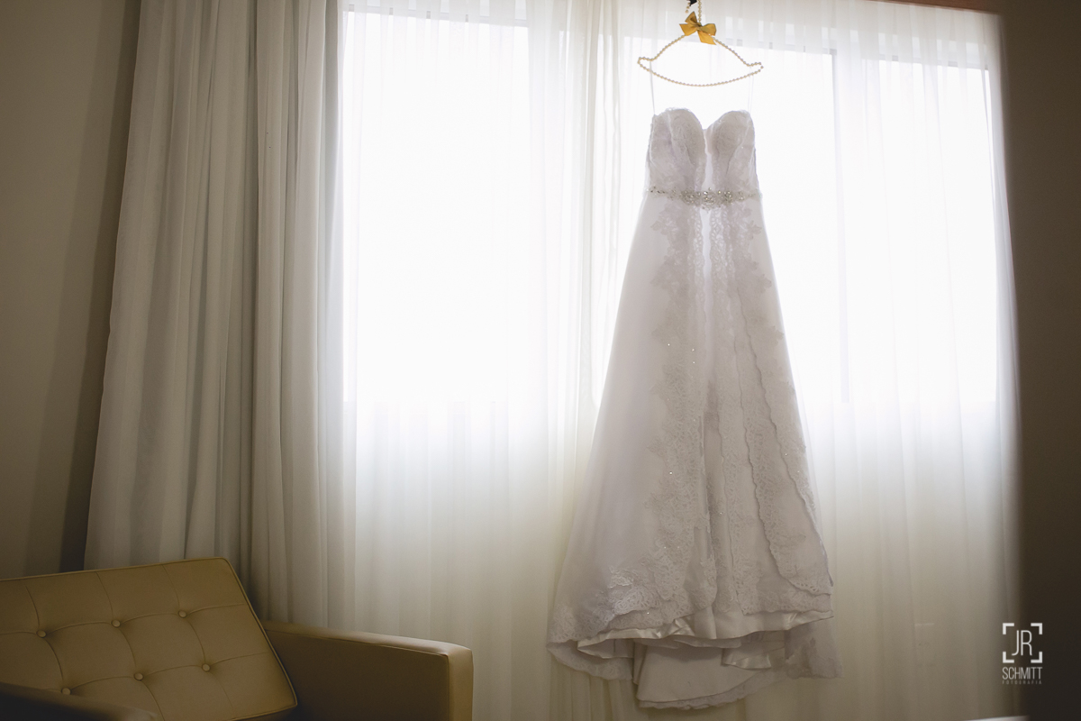 vestido da noiva na janela