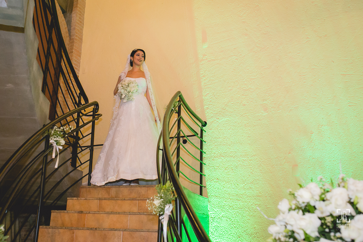 noiva descendo as escadas