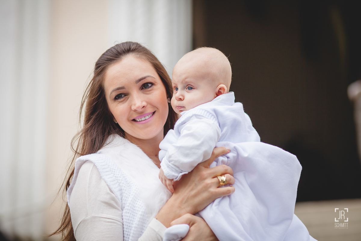 Mãe e filho em frente à Igreja