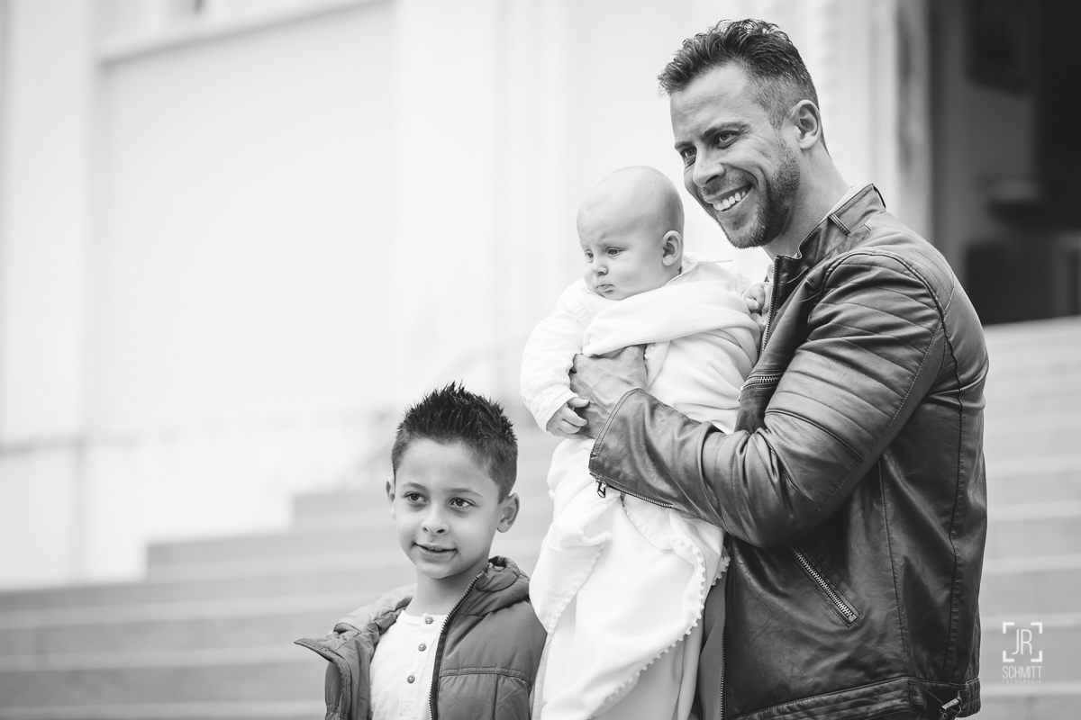 Pai com filho bebê e filho maior