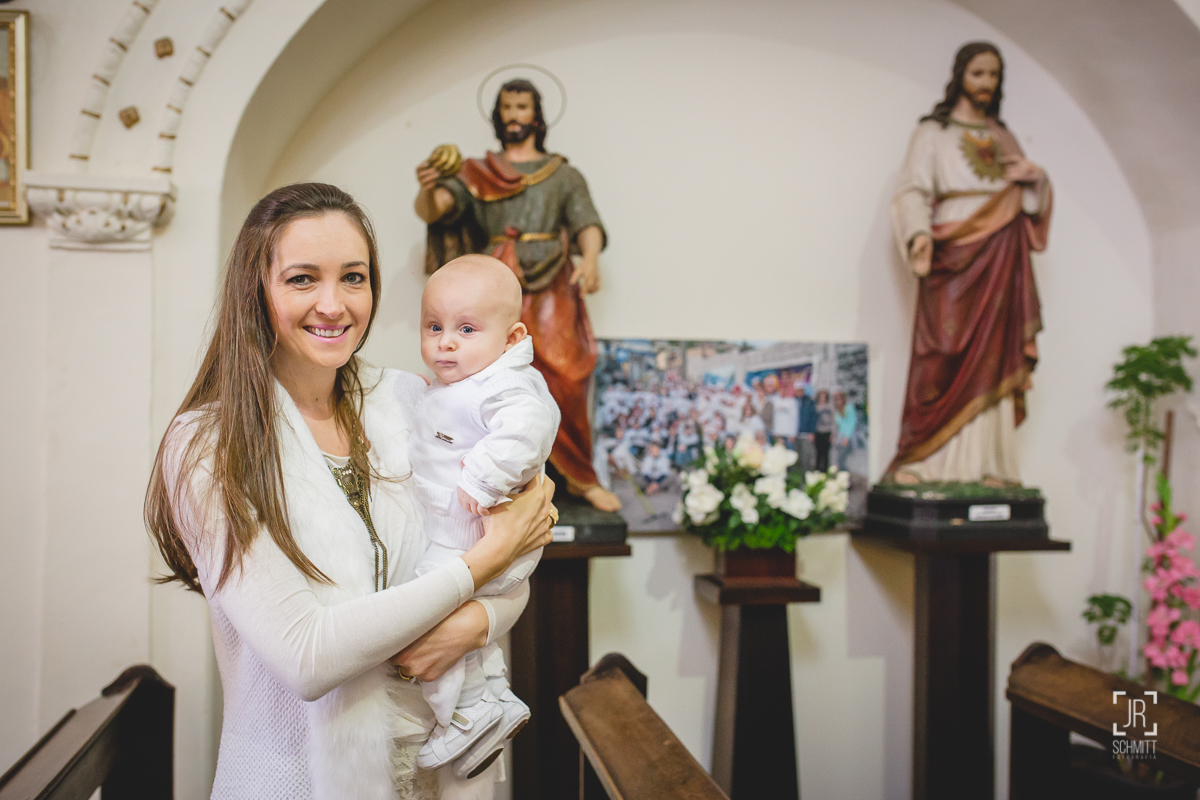Mãe e filho na frente dos santos