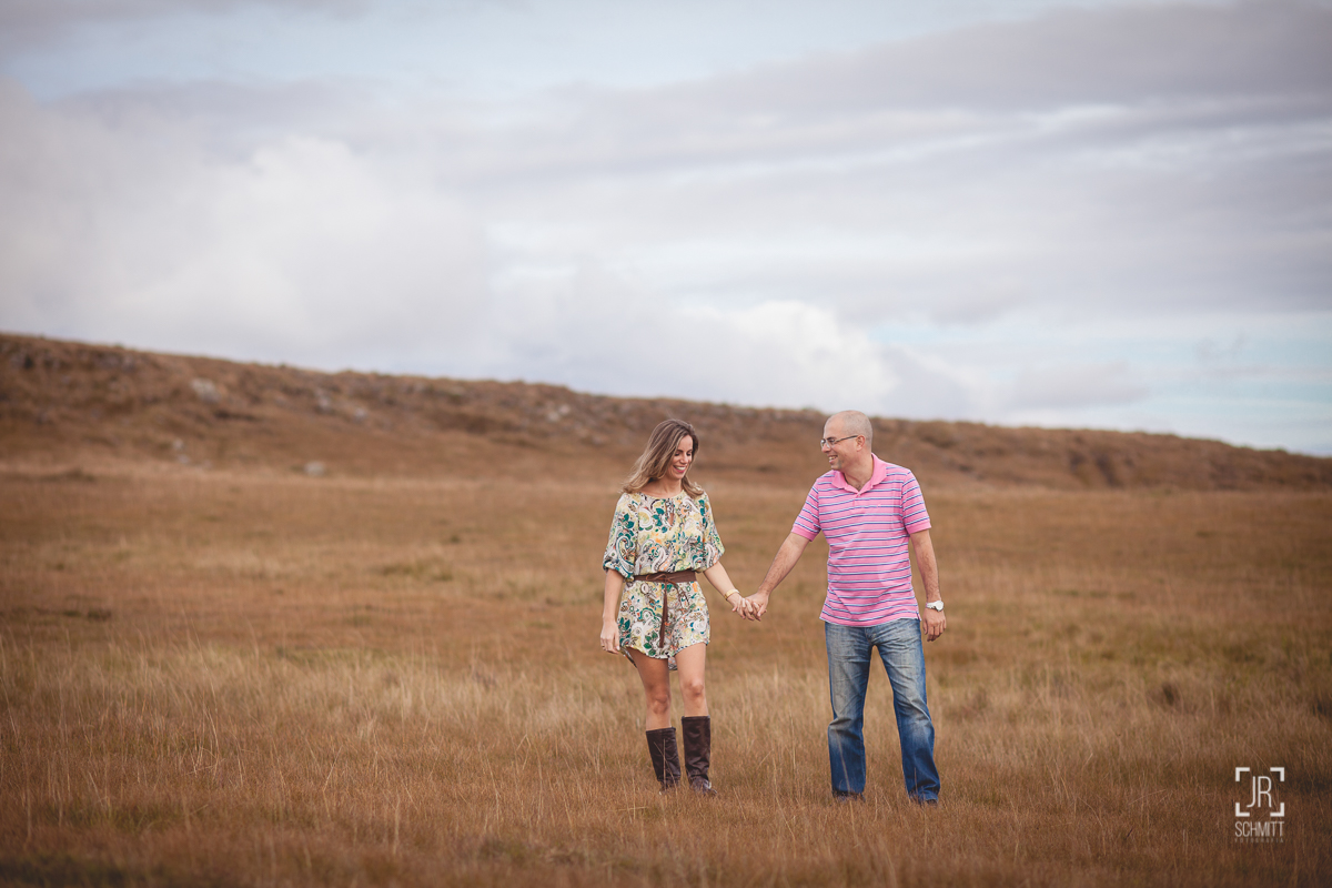 casal de mãos dadas no campo