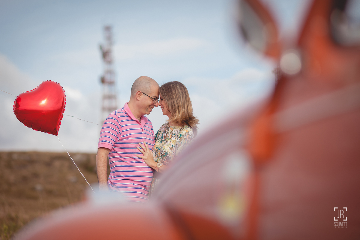casal com fusca na serra