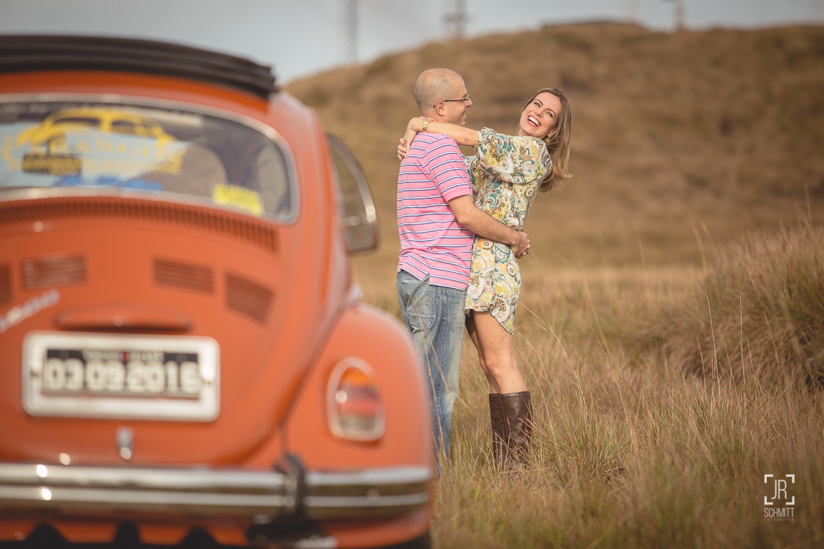 fusca casal se abraçando