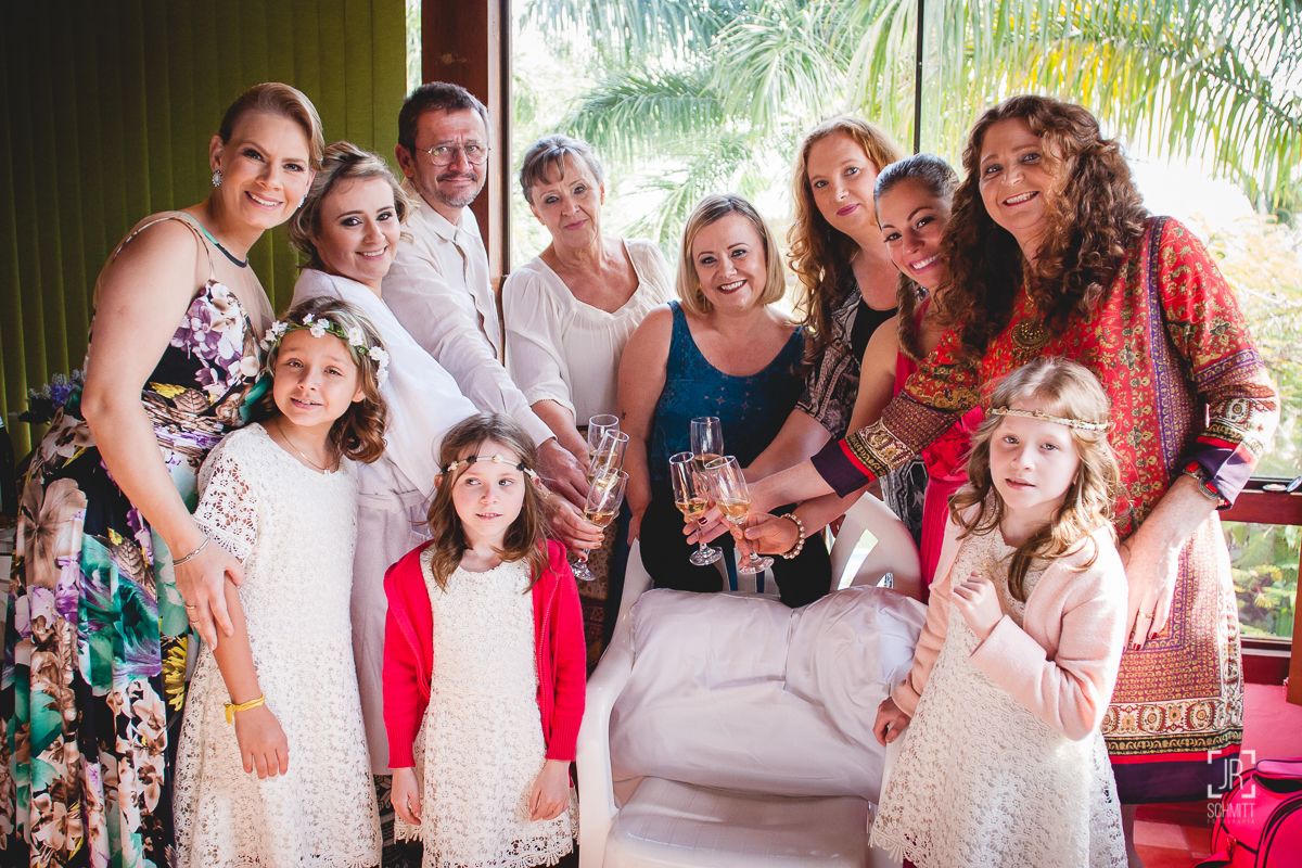 Noiva brindando com as madrinhas