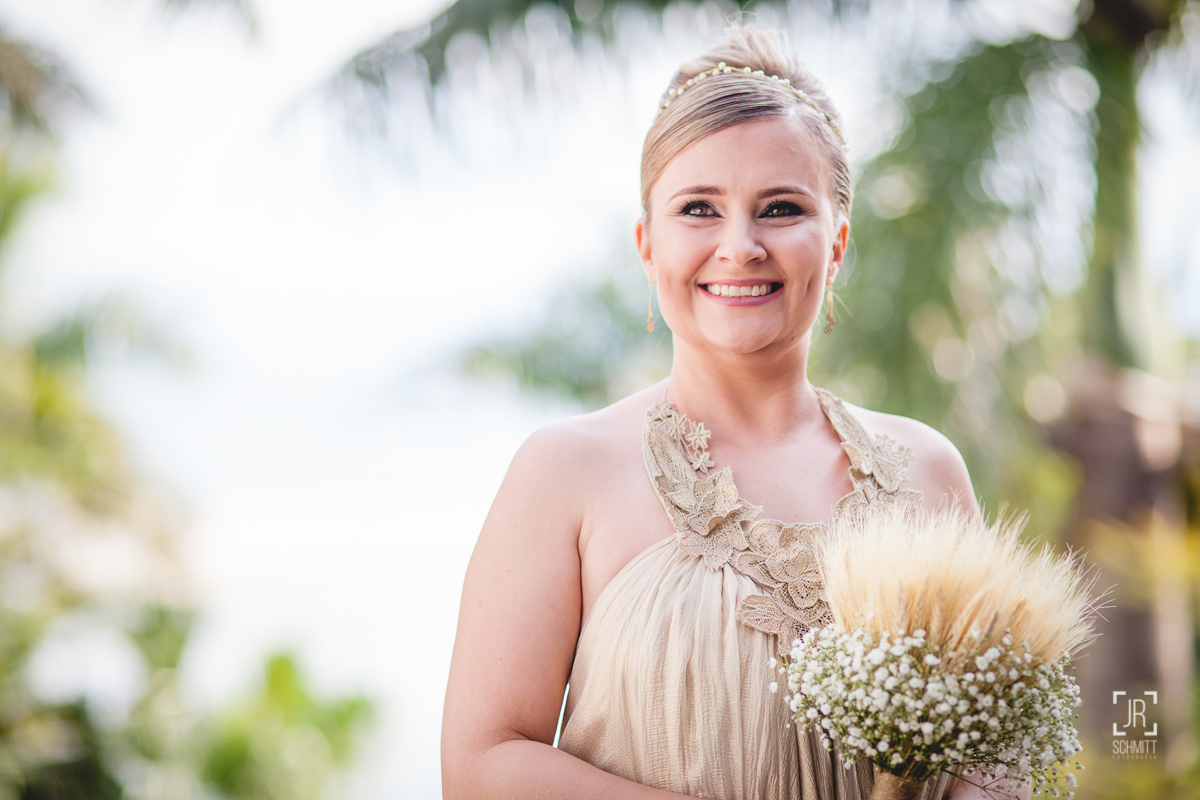 Noiva com vestido dourado e buquê de trigo