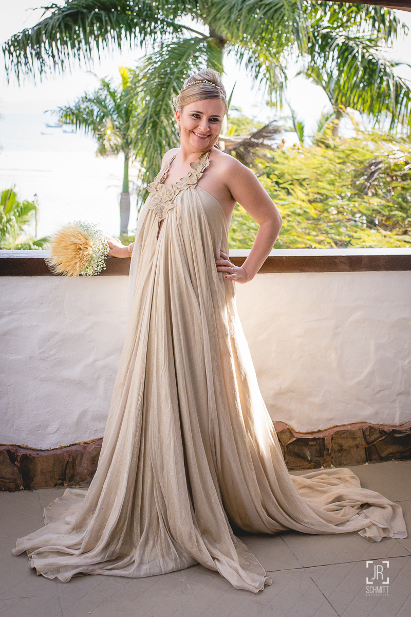Noiva com vestido dourado