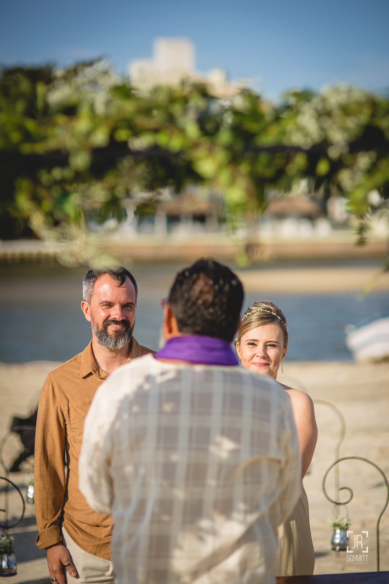 José Ferraz celebrando casamento na praia em Florianópolis