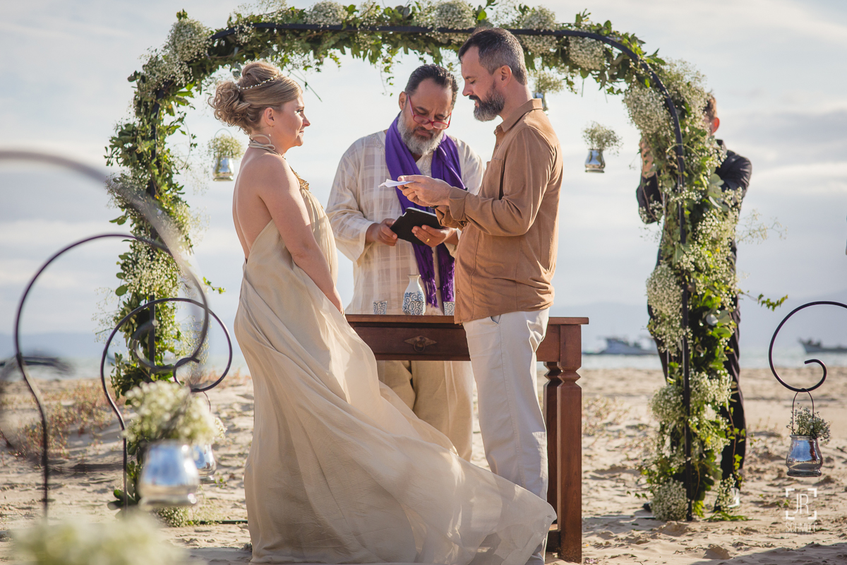 Noivos trocam votos durante casamento na praia