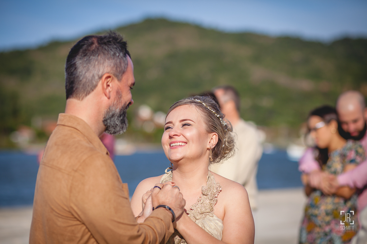 Noiva sorrindo para o noivo