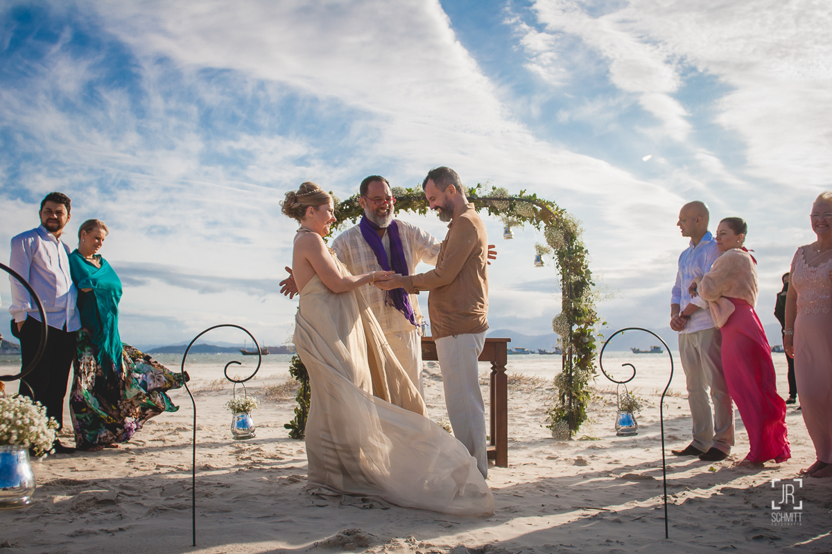 Celebrante José Ferraz realizando casamento na praia em Florianópolis
