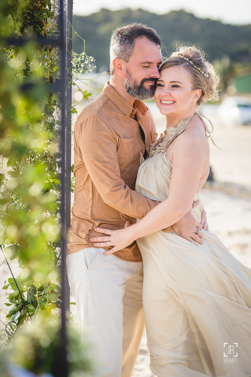 Noivos em tons de bege para casamento na praia