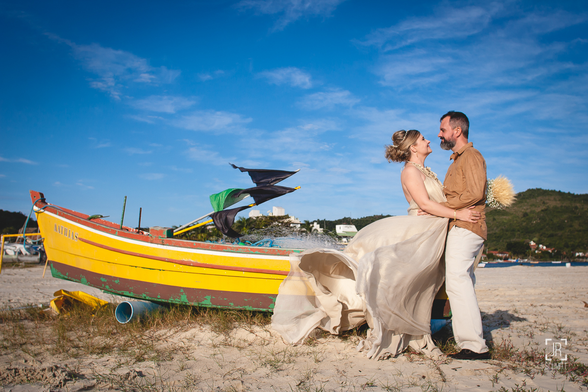 noivos com barcos de pescador na praia