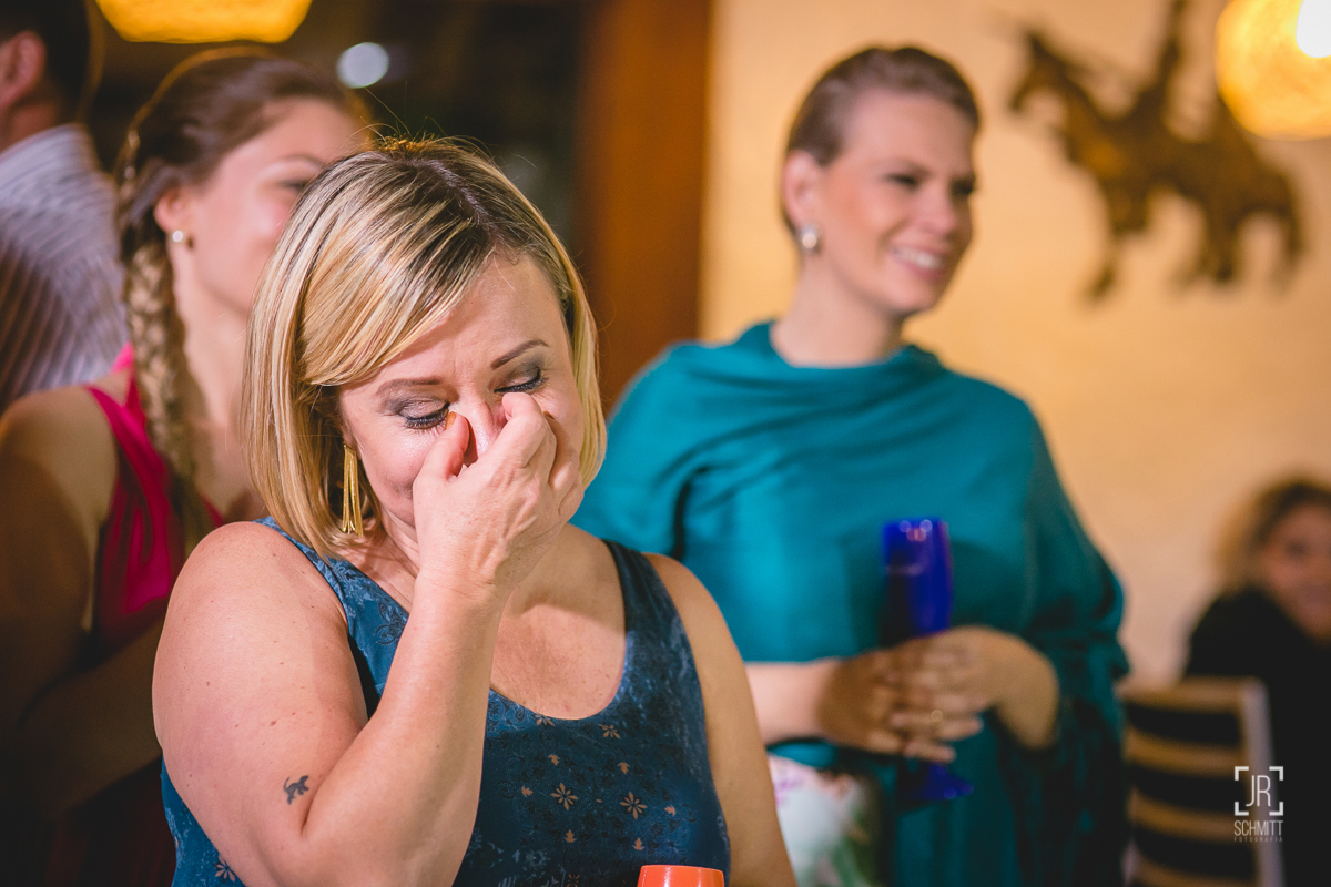 Irmã da noiva se emociona ao ouvir as palavras da mãe