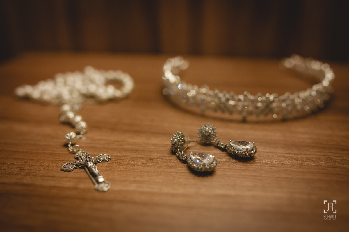acessórios da noiva: tiara, brincos e pulseira
