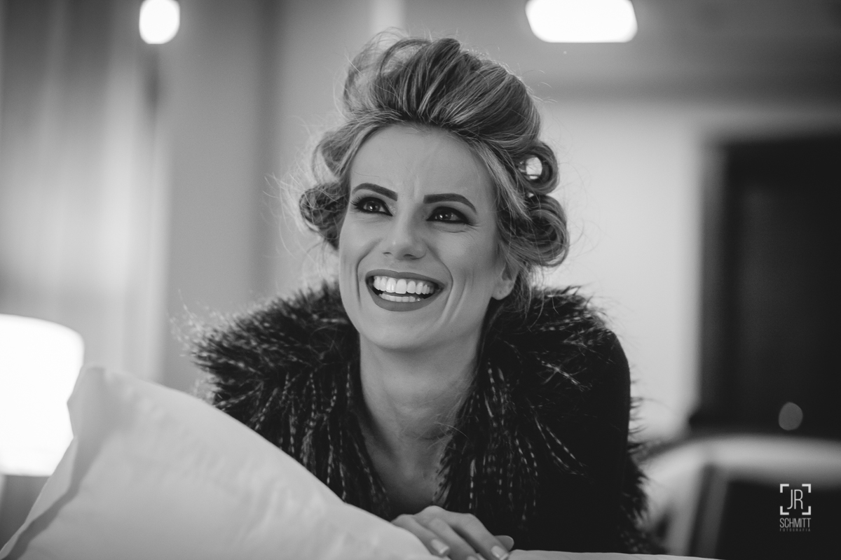 noiva sorrindo com bobs no cabelo