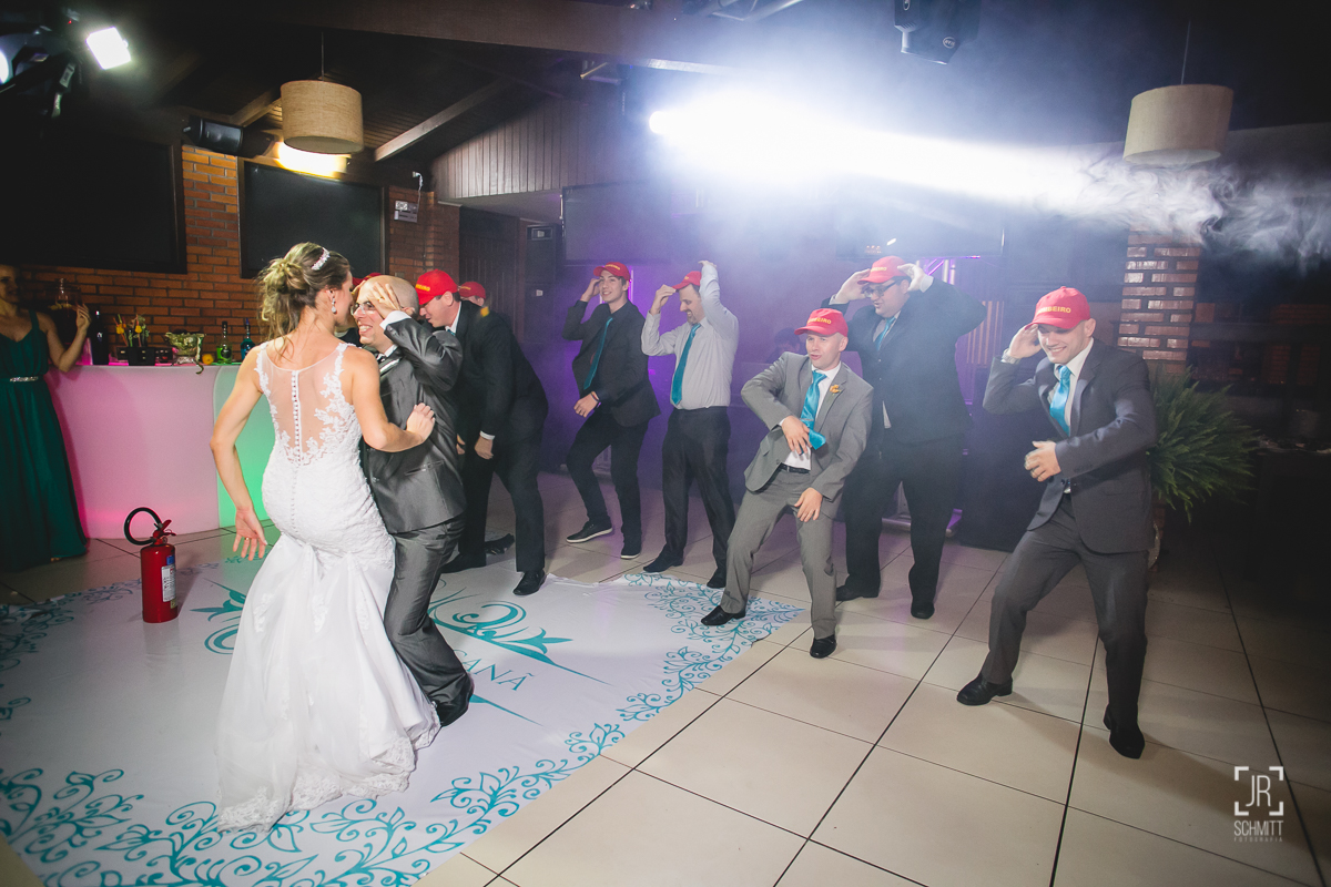 os padrinhos fizeram uma dança surpresa, com bonés de bombeiro