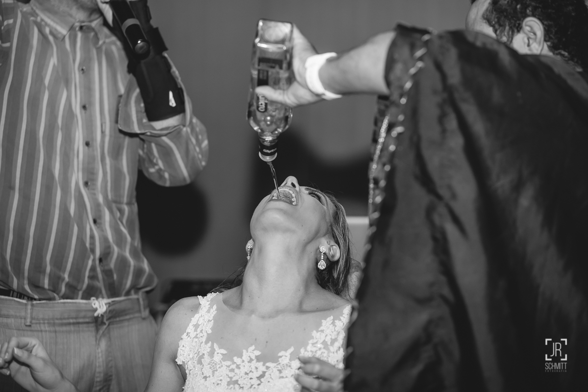 noiva tomando tequila no gargalo