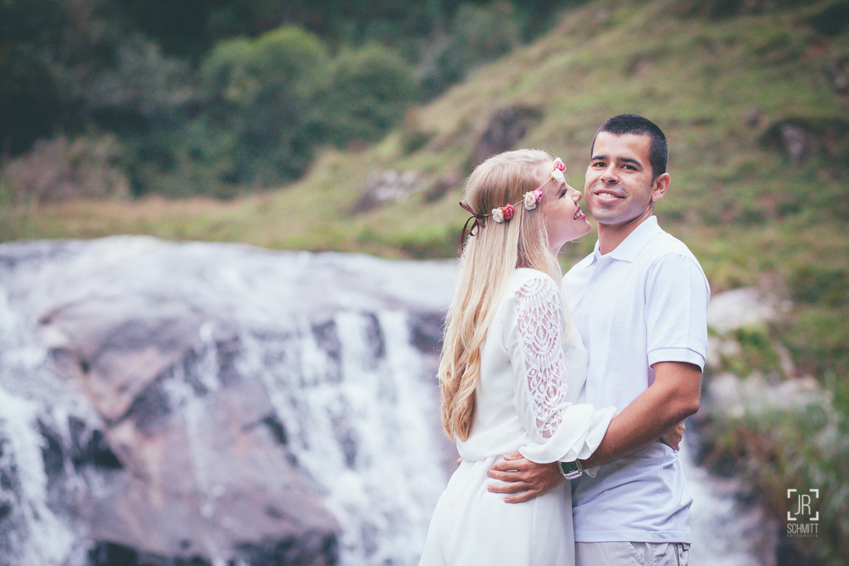 noiva com coroa de flores na cachoeira em uma das cachoeiras de São Bonifácio