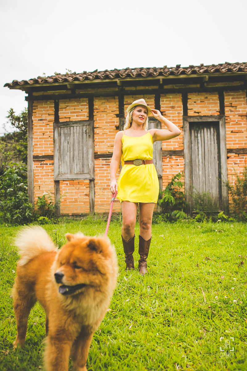 noiva com cachorro em frente à casa enxaimel