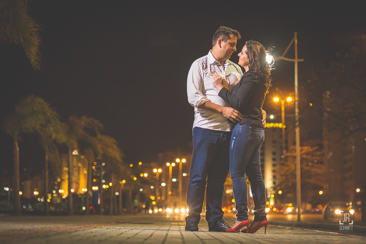 ensaio pre wedding à noite na avenida beira-mar de florianópolis