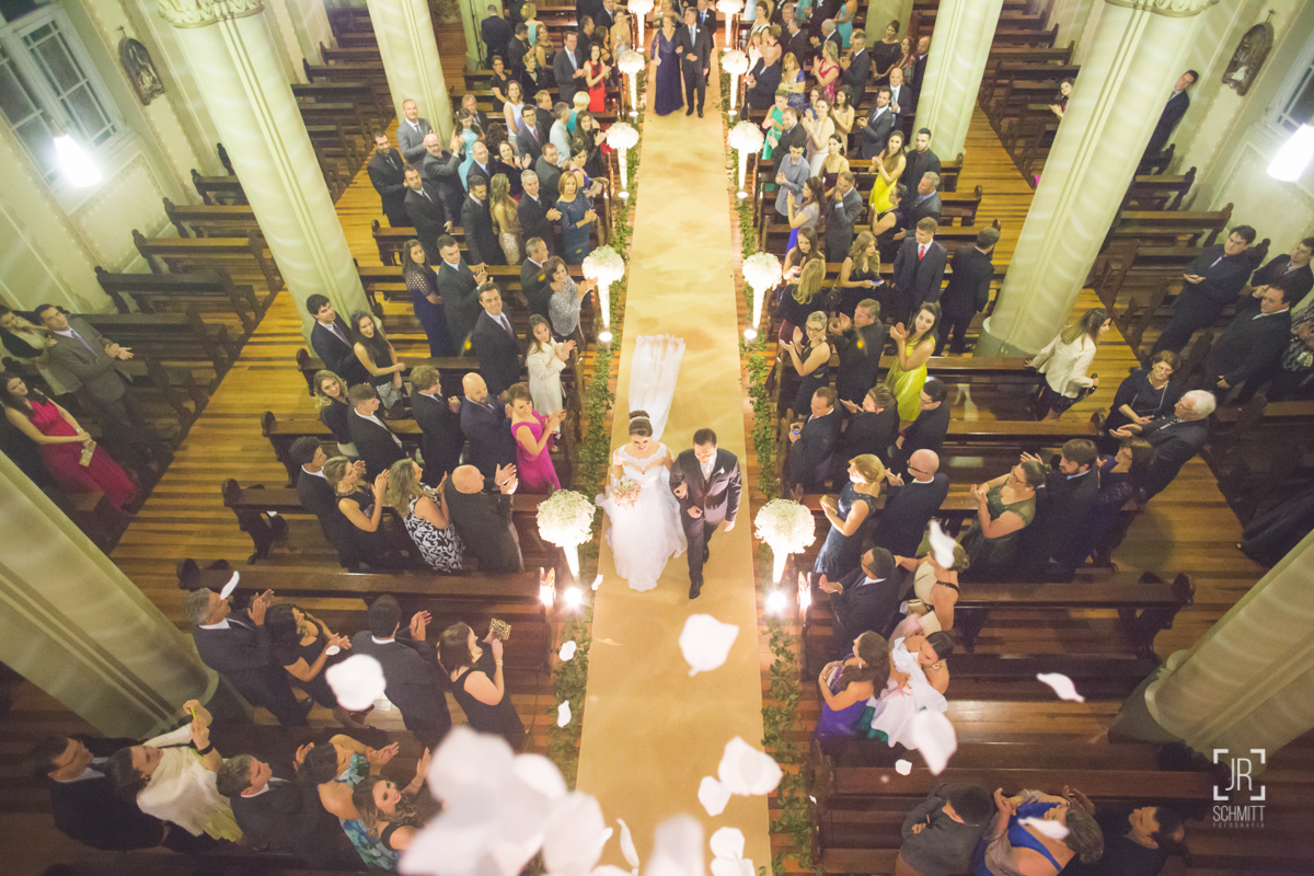 chuva de pétalas na igreja do coração de jesus em florianópolis