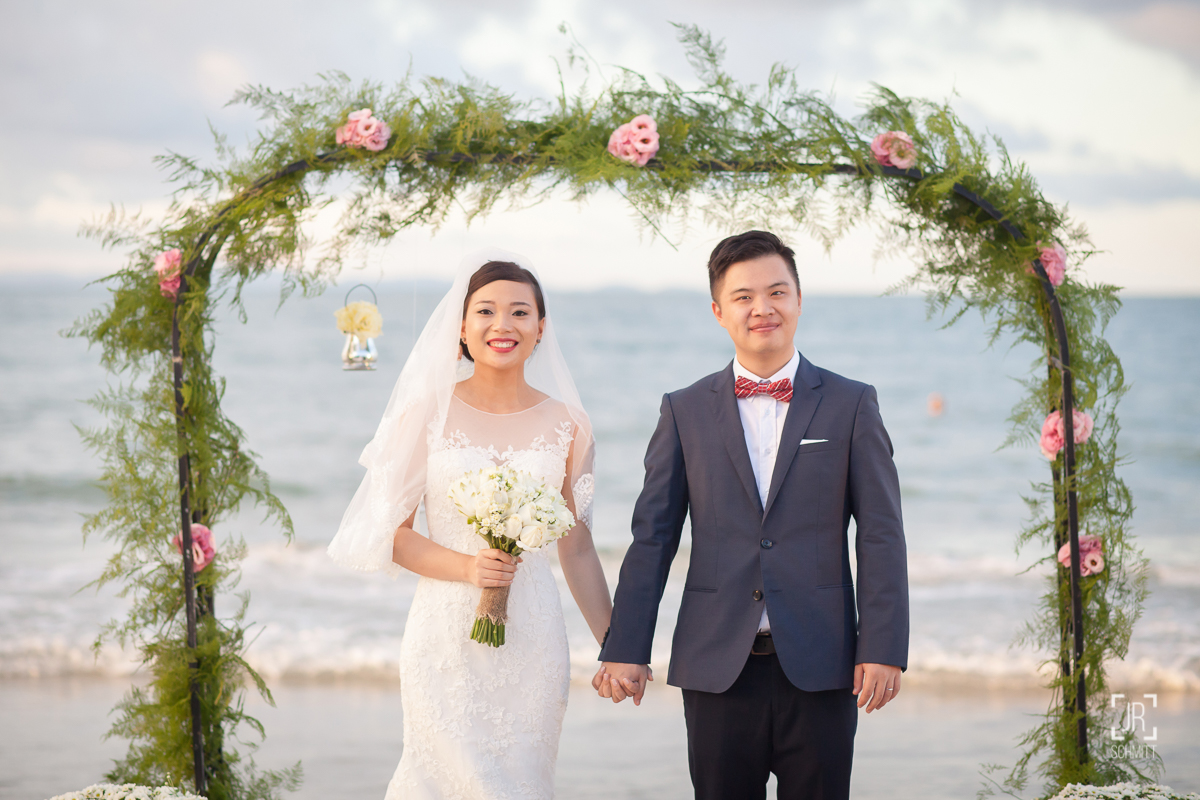 Casal chinês casando na praia