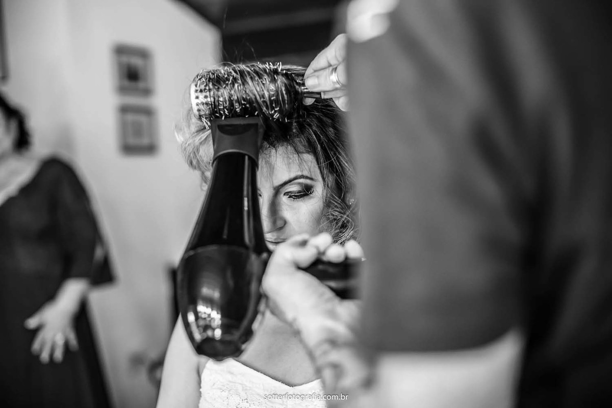 Noiva escovando cabelo