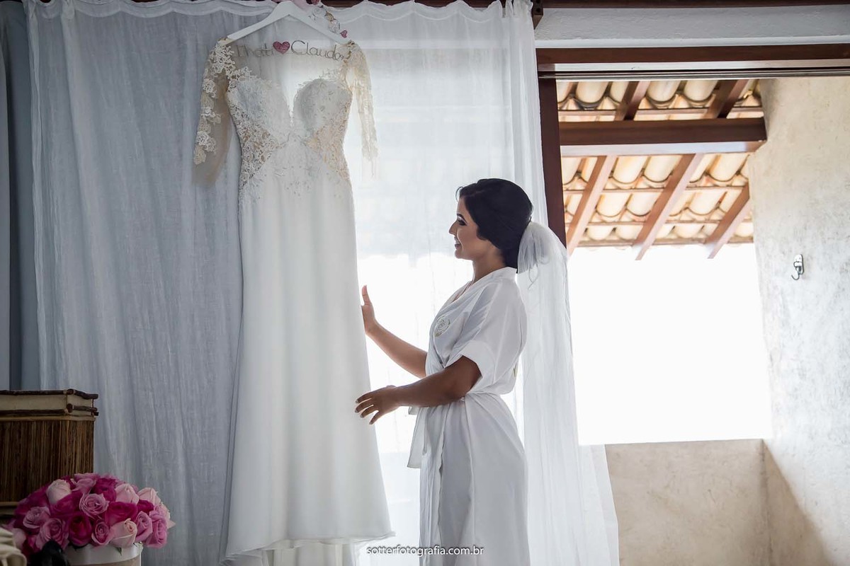 noiva apaixonada pelo vestido casar na praia, sotter fotografia casar em trancoso fotografo em trancoso