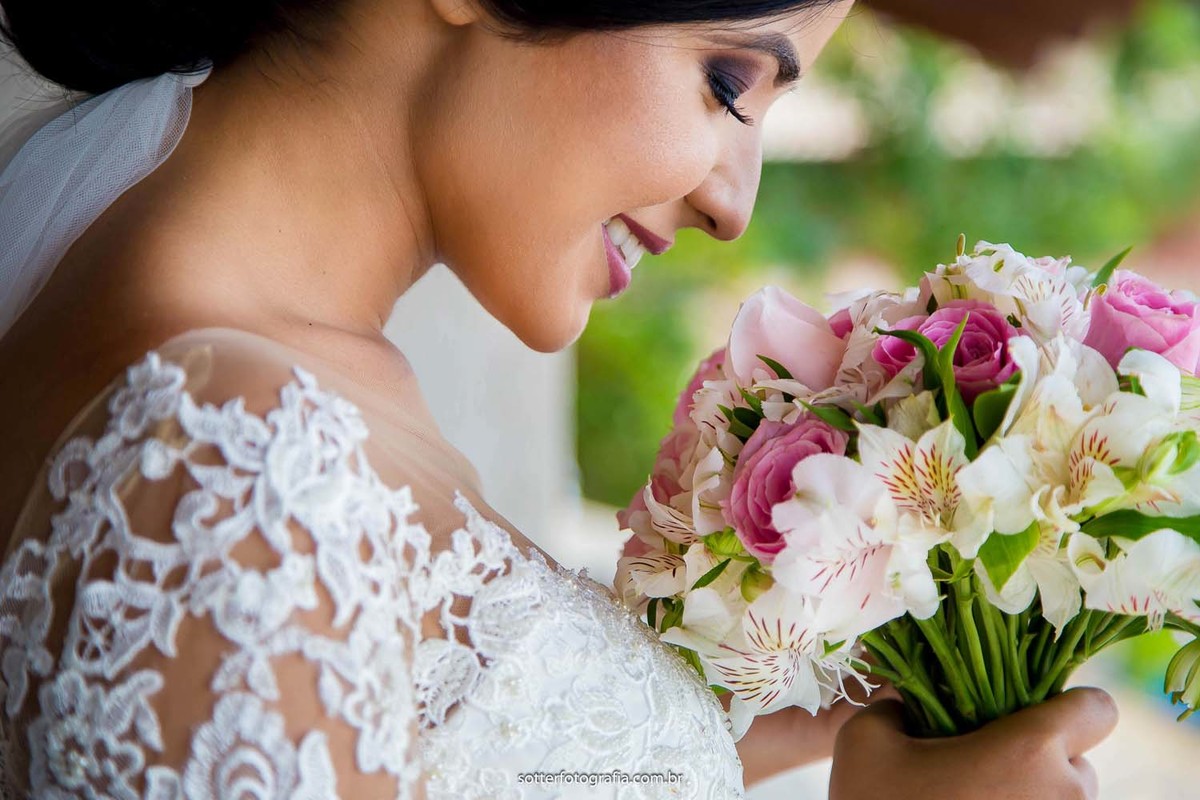 noiva cheirando o buque casamento thatiane e clauder arraial dajuda bahia apice cerimonial fotografo em trancoso fotografo em arraial