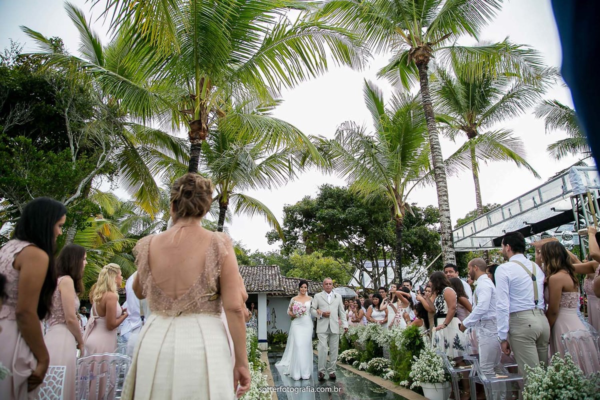 noiva entrando casamento em trancoso sotter fotografia casar em trancoso coqueiros espelho