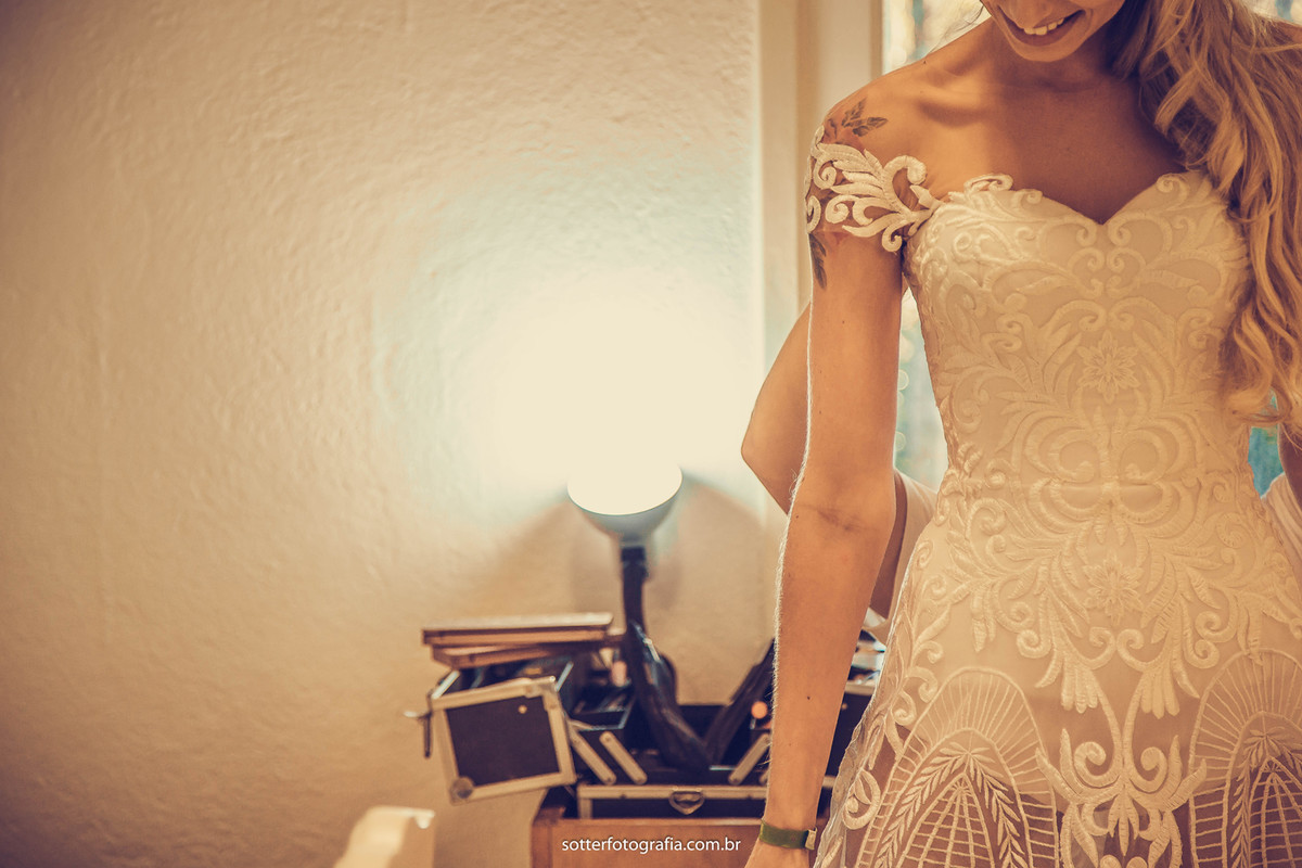vestindo o vestido casar em trancoso fotografo em trancoso sotter fotografia
