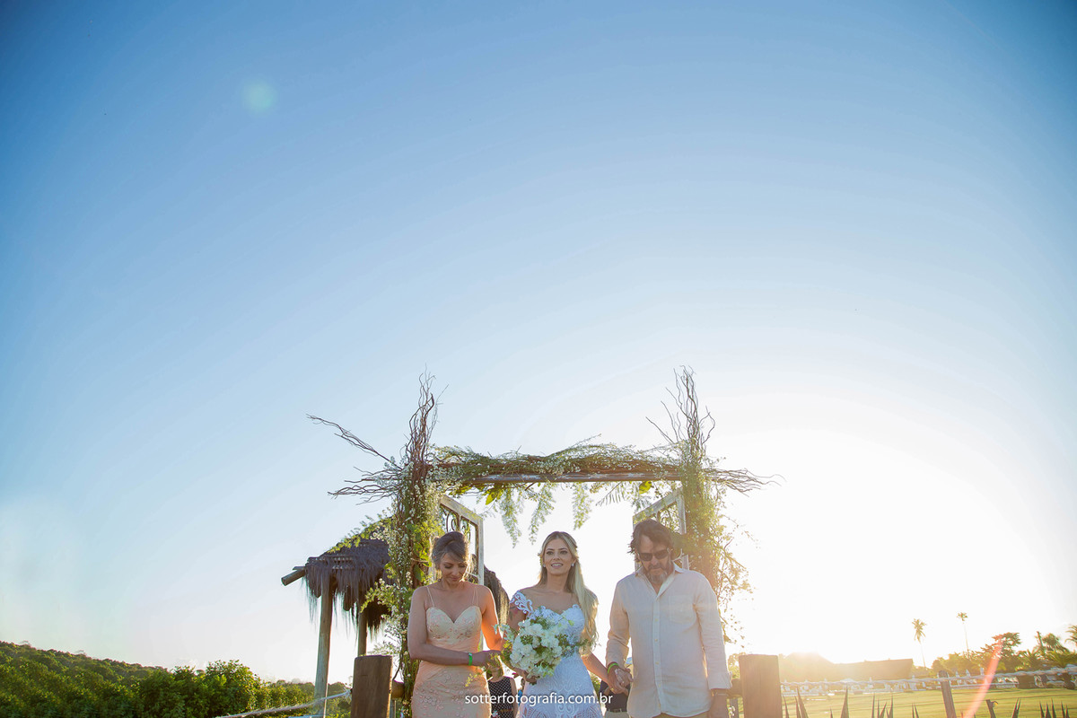 cortejo noiva entrando com os pais casamento e trancoso fotografo de casamento em trancoso bahia