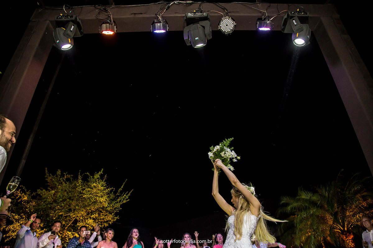 jogando o buque casamento trancoso fotografia