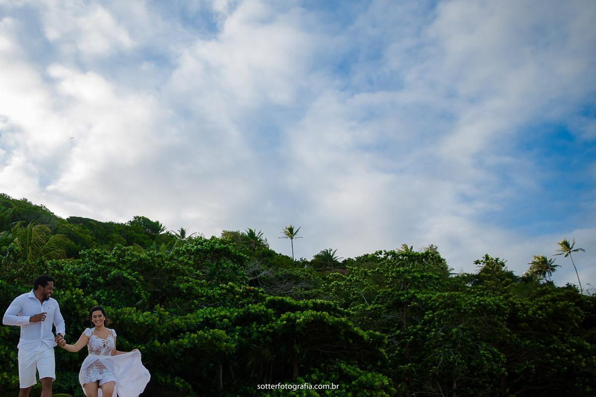 noivos correndo sotter fotografia casamento trancoso