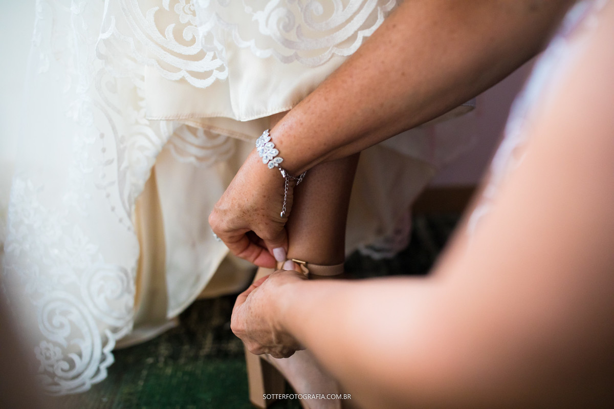 colocando sapato da noiva, casamento sotter