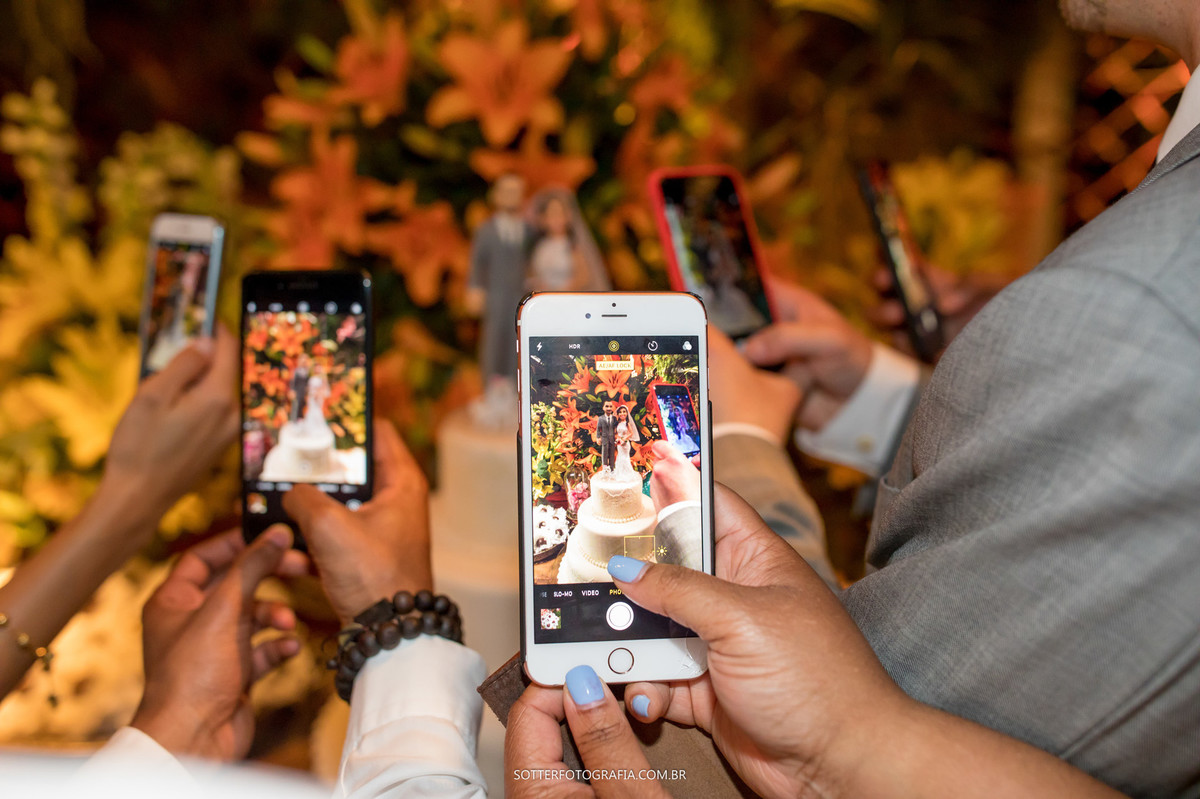varios celulares no casamento