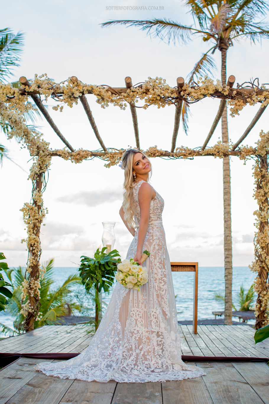 noiva modelo, vestido lindo, buque de noiva, altar em trancoso