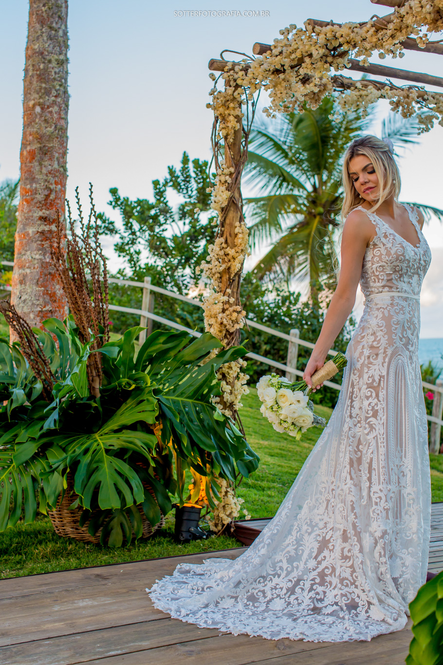 noiva pousando para foto, casamento trancoso