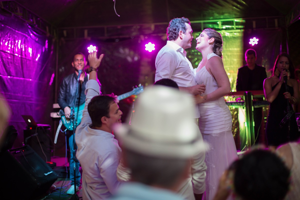 casamento, casar na praia , casando na praia, lapis de noiva , vestido de noiva, veu de noiva, arraial dajuda, casar em arraial dajuda casar na bahia , wedding, casar na praia, sim no altar, casei, noiva, noivo,pagens, decoracao de casamento, emoça