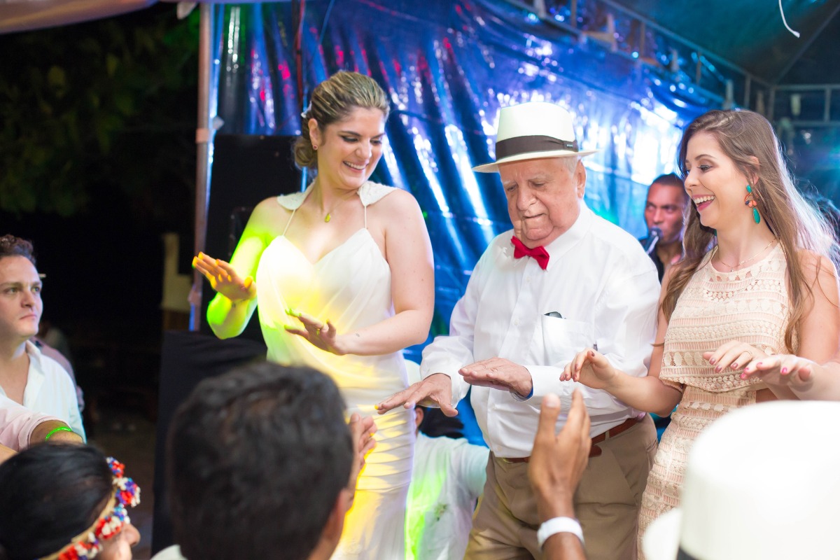 casamento, casar na praia , casando na praia, lapis de noiva , vestido de noiva, veu de noiva, arraial dajuda, casar em arraial dajuda casar na bahia , wedding, casar na praia, sim no altar, casei, noiva, noivo,pagens, decoracao de casamento, emoça