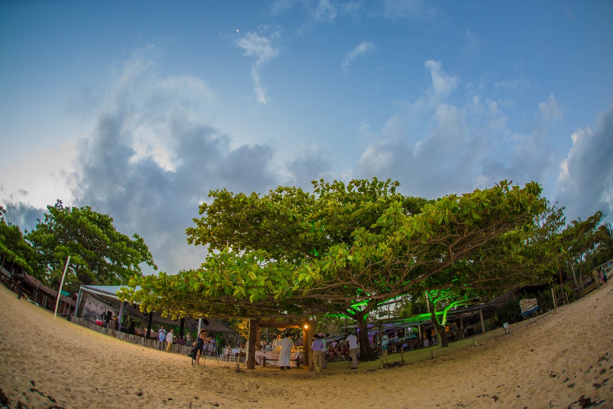 casamento, casar na praia , casando na praia, lapis de noiva , vestido de noiva, veu de noiva, arraial dajuda, casar em arraial dajuda casar na bahia , wedding, casar na praia, sim no altar, casei, noiva, noivo,pagens, decoracao de casamento, emoça