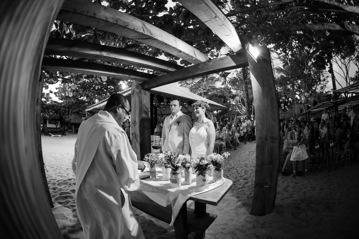 casamento, casar na praia , casando na praia, lapis de noiva , vestido de noiva, veu de noiva, arraial dajuda, casar em arraial dajuda casar na bahia , wedding, casar na praia, sim no altar, casei, noiva, noivo,pagens, decoracao de casamento, emoça