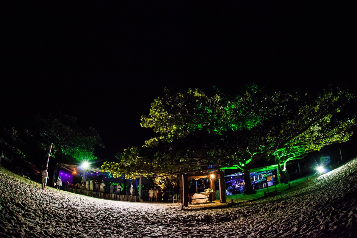 casamento, casar na praia , casando na praia, lapis de noiva , vestido de noiva, veu de noiva, arraial dajuda, casar em arraial dajuda casar na bahia , wedding, casar na praia, sim no altar, casei, noiva, noivo,pagens, decoracao de casamento, emoça