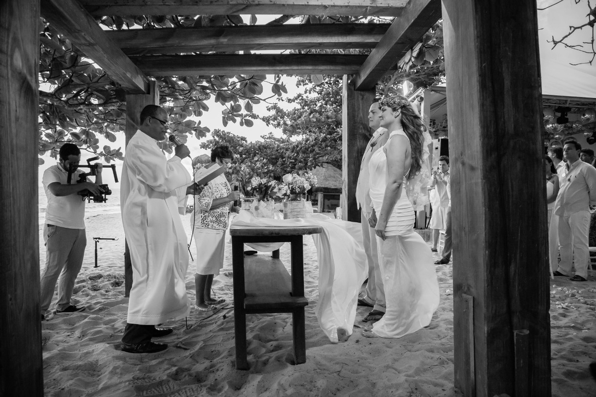 casamento, casar na praia , casando na praia, lapis de noiva , vestido de noiva, veu de noiva, arraial dajuda, casar em arraial dajuda casar na bahia , wedding, casar na praia, sim no altar, casei, noiva, noivo,pagens, decoracao de casamento, emoça