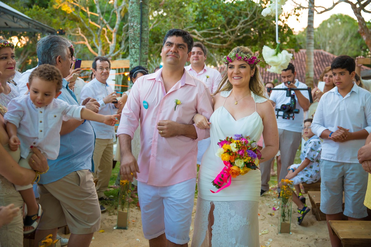 casamento, casar na praia , casando na praia, lapis de noiva , vestido de noiva, veu de noiva, arraial dajuda, casar em arraial dajuda casar na bahia , wedding, casar na praia, sim no altar, casei, noiva, noivo,pagens, decoracao de casamento, emoça