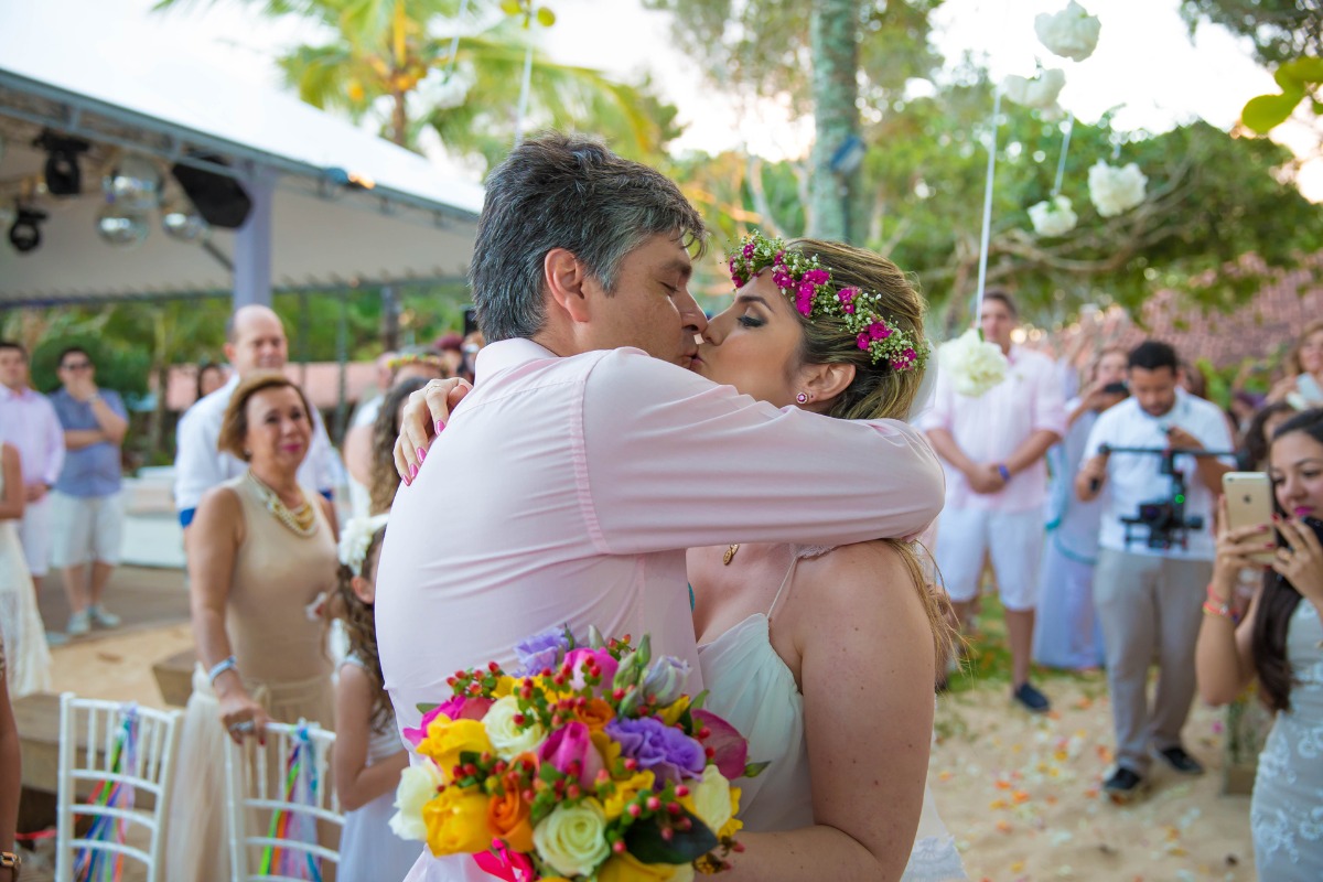 casamento, casar na praia , casando na praia, lapis de noiva , vestido de noiva, veu de noiva, arraial dajuda, casar em arraial dajuda casar na bahia , wedding, casar na praia, sim no altar, casei, noiva, noivo,pagens, decoracao de casamento, emoça